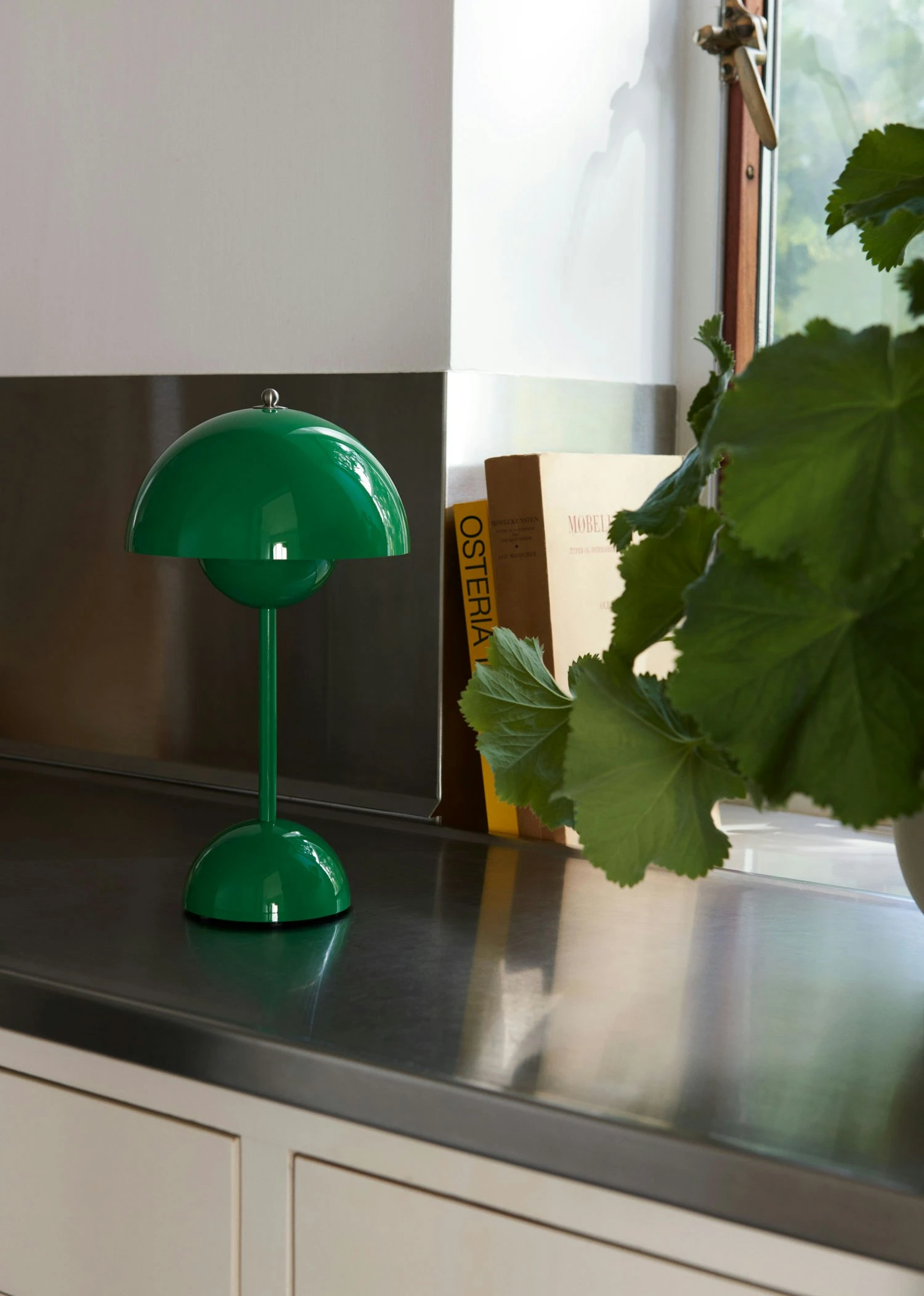 &Tradition Flowerpot VP9 Tischlampe Tragbar, Signal Green – Bild 4